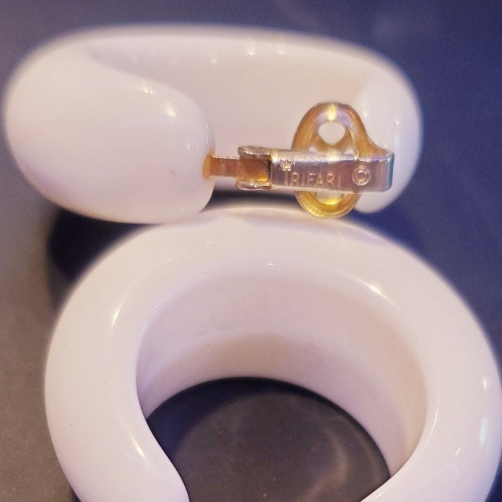 Vintage signed Trifari Crown Clip on Earrings. - Picture 3 of 7